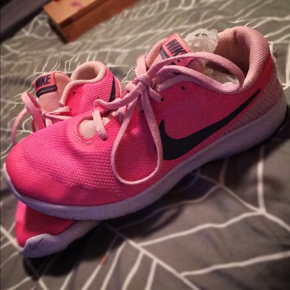 nike womens shoes hot pink